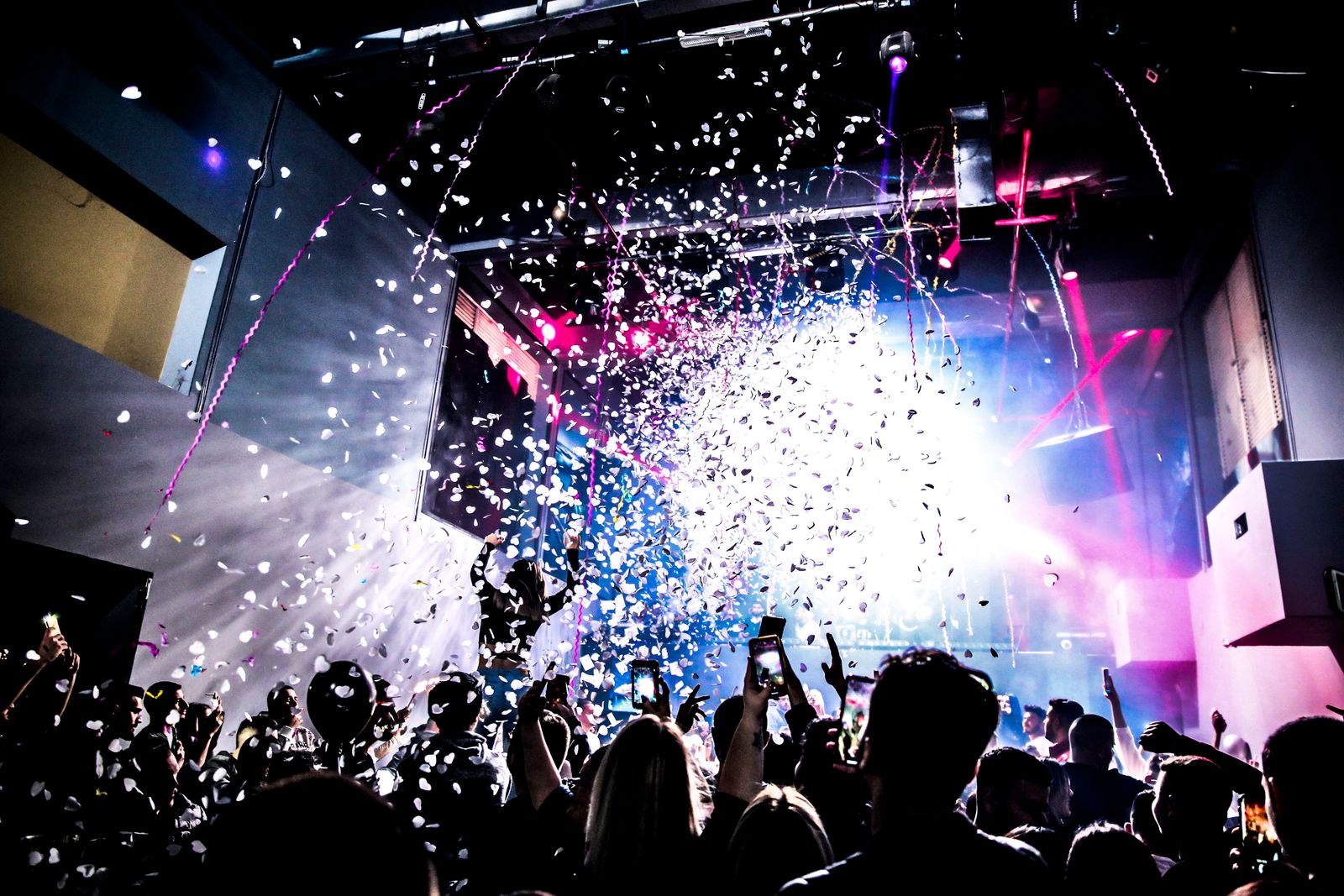 Fête avec confettis et lumières — ambiance BELIQO